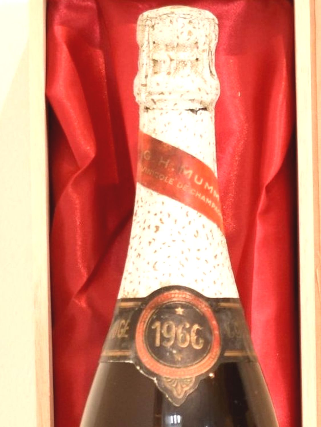 １９６６年 マム コルドン・ルージュ(液面低下コルクより8cm程度） 白ワインの液面画像